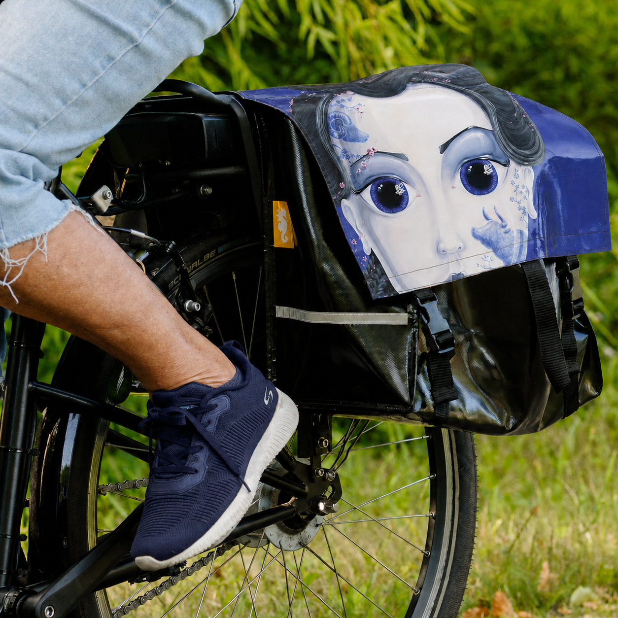 Fietstas met het werk Fragile Warrior op een fiets